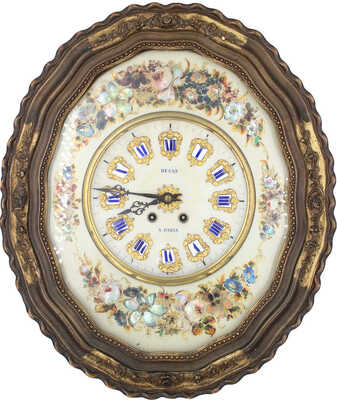 Часы настенные в деревянном резном корпусе